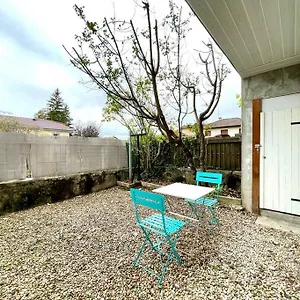 grand-studio-chez-soi-queen-size-bed-terrasse.hotels-rhonealpes.com/